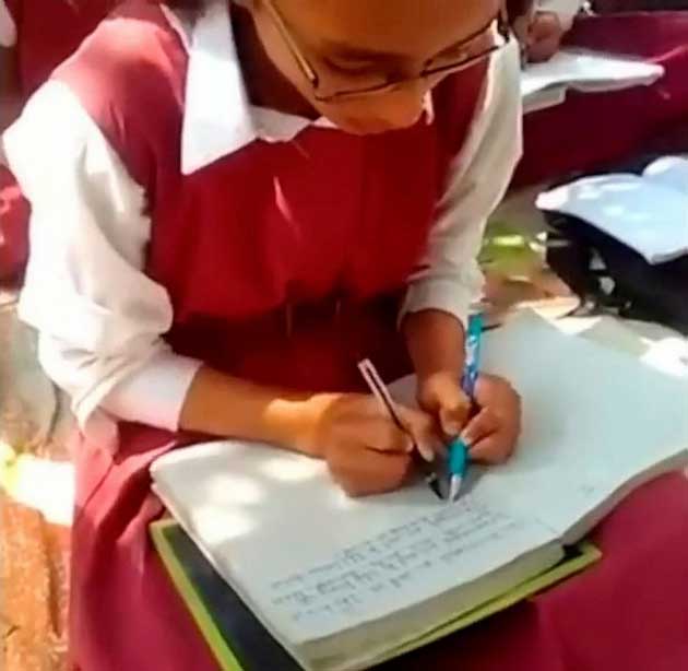 小女生练习双手写字