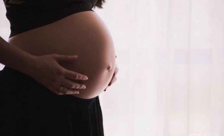 女儿罹患MRKH综合征无法生育，五旬母亲代孕生孙女