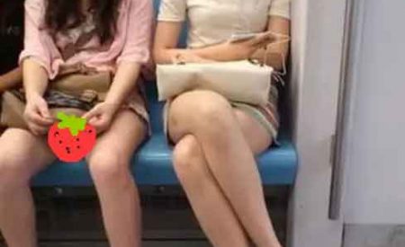 武汉地铁偷拍裙底：假装系鞋带实际玩偷拍