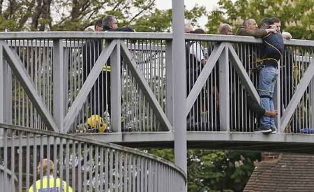 男子威胁要跳桥，被市民绑住身体缚在桥栏上救离