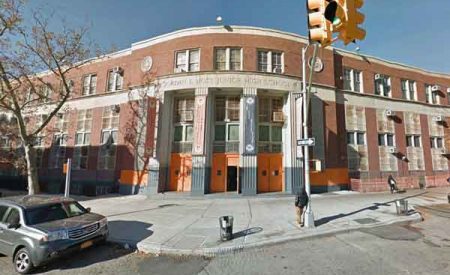 纽约一所学校无赖学生强迫12岁女生与其男友口交