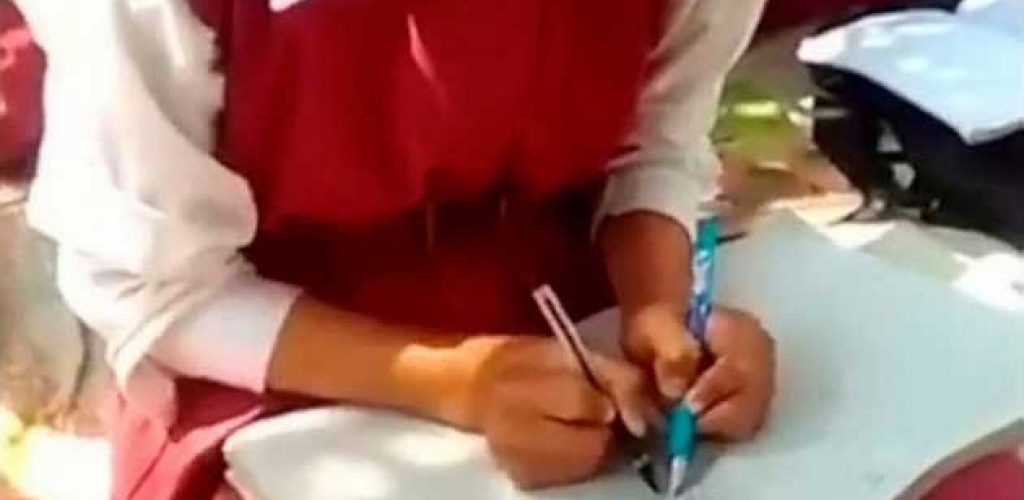 印度特色乡村学校：培养孩子双手写字能力