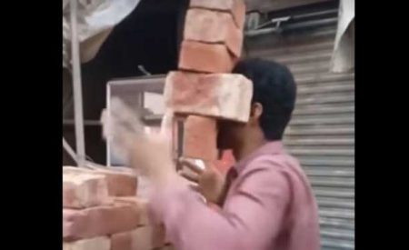 搬砖奇人，巴基斯坦青年用牙齿和嘴巴可以搬动六块砖