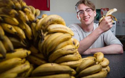 “香蕉人”！为对抗“青春痘”，21岁大学生每周吃150支香蕉
