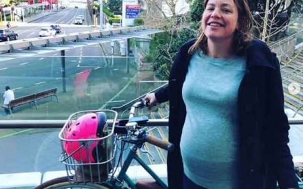 新西兰女部长单车骑行医院待产，成史上最大胆孕产妇