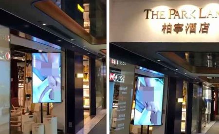 香港宜家店外电子屏播放A片，店员忙遮挡