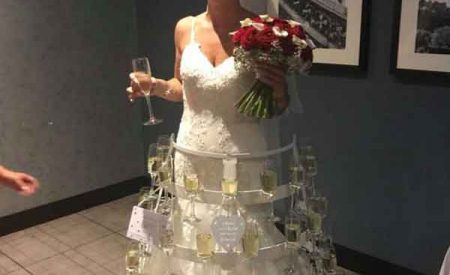 喜欢泡泡酒的新娘“创制”独特起泡酒婚纱，宛如酒架