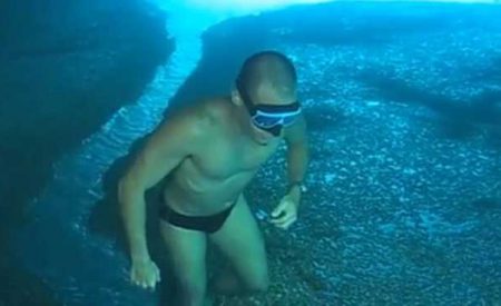 眼睛骗了你！奇特视频画面让人错觉以为潜水员海底漫步