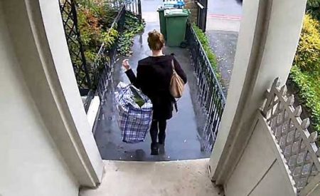家门前被盗，放在门口的快递包裹被漂亮女人轻松拎走