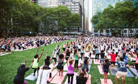 美国的“广场瑜伽”，这么多人一起练蛮安静